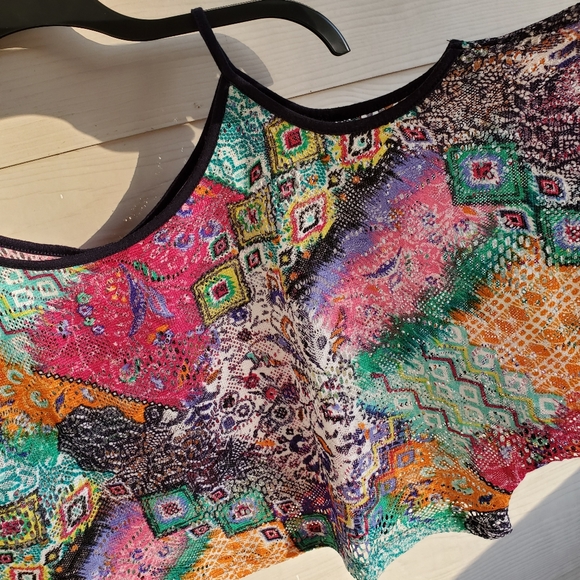 ALMOST FAMOUS Eclectic Graphic Woven Multicolored Cold-shoulder Boho Crop Top - Picture 8 of 13